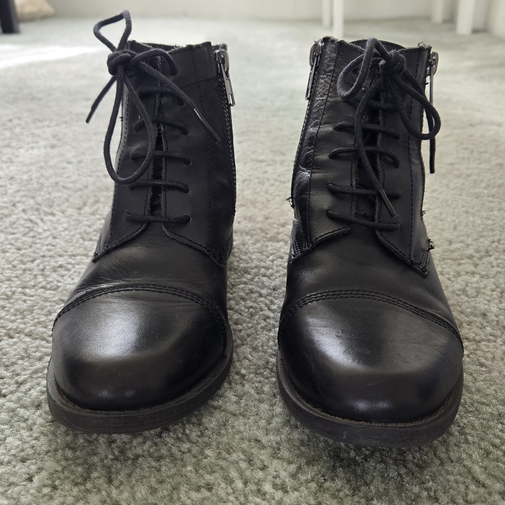 Browns, leather, size 6, lace-up boots in black.